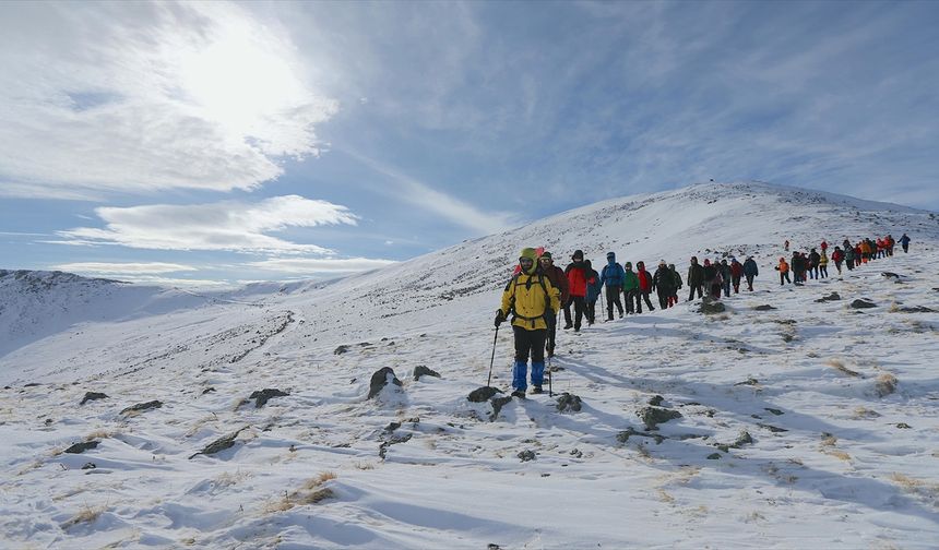 Dağcılar Sarıkamış şehitlerini şehadete yürüdükleri zirvede her yıl anıyor