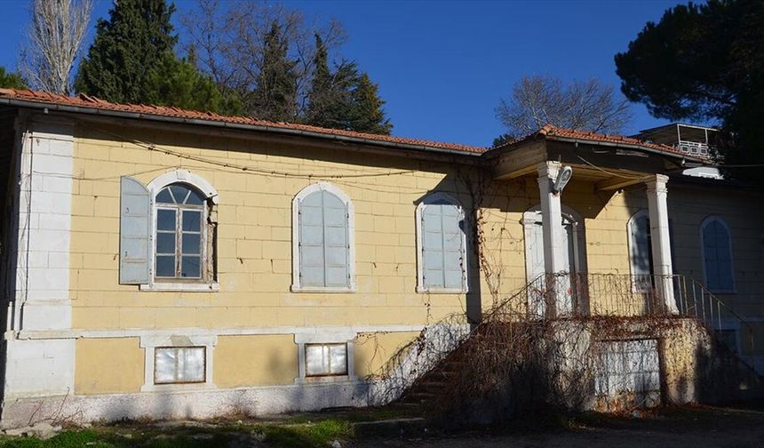 Demirci'nin halıcılık geleneği 120 yıllık okulda yaşatılacak