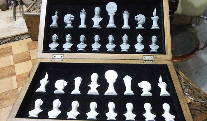 Depremde zarar gören okul sıraları, kültürel figürlü satranç takımına dönüştürüldü