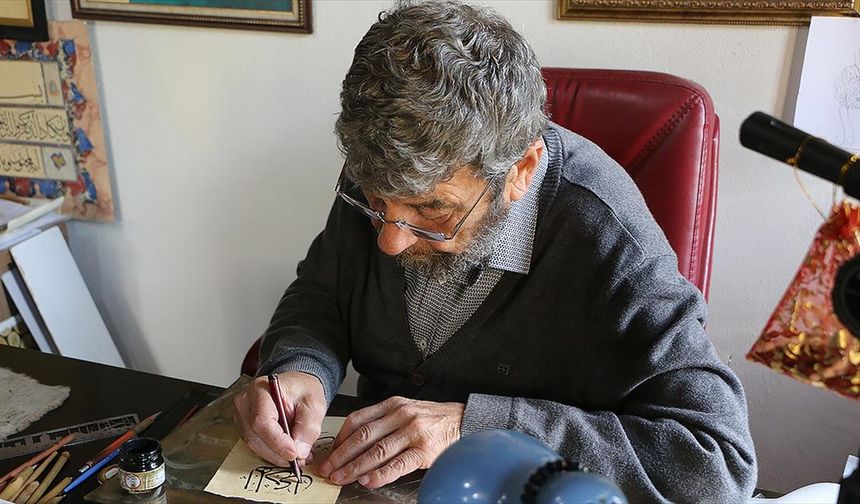 Emekliliğinden sonra öğrendiği hat sanatında yeni ustalar yetiştiriyor