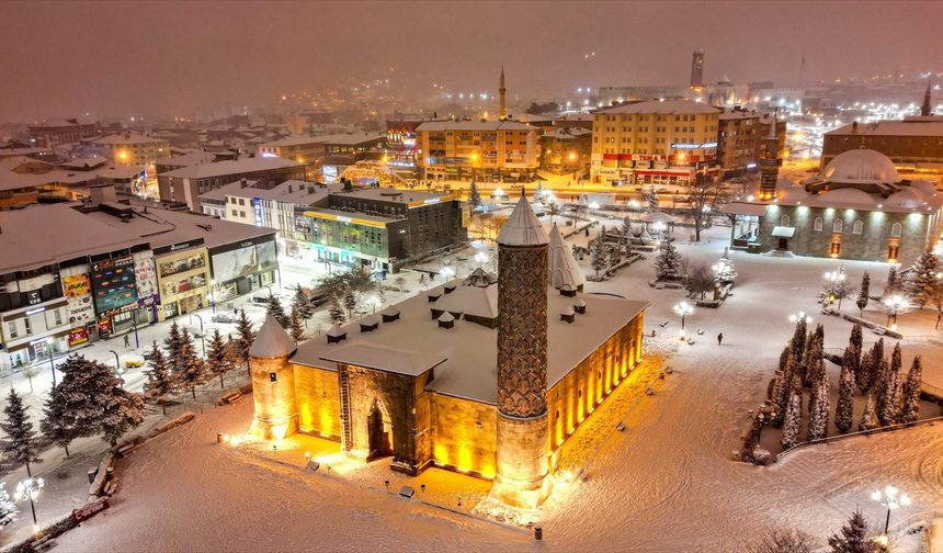 Erzurum'da beyaza bürünen tarihi yapılar havadan görüntülendi