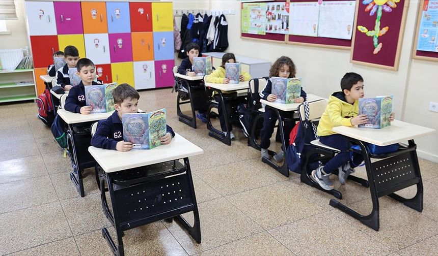 Gaziantep'te öğretmen ve öğrencilerinin yazdığı kitabın geliri Filistin'e gönderilecek