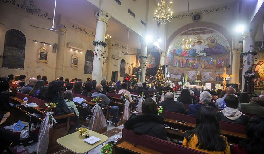 Gazze'deki Hristiyanlar Noel ayininde İsrail'in neden olduğu yıkımın ortasında barış için dua etti