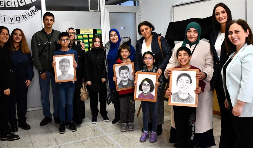 Gönüllü ressamlar, özel çocukların portrelerini karakalemle resmetti