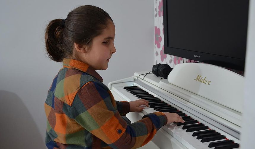 Görme engelli 8 yaşındaki Çınar piyano notalarıyla dünyasını aydınlatıyor