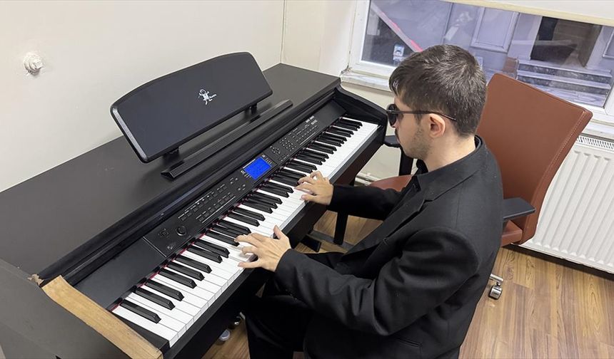 Görme engelli müzik öğretmeni piyano eğitimiyle öğrencilerin hayallerine dokunuyor