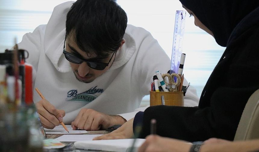 Görme engelli üniversite öğrencisi resimlerle hayatını renklendiriyor
