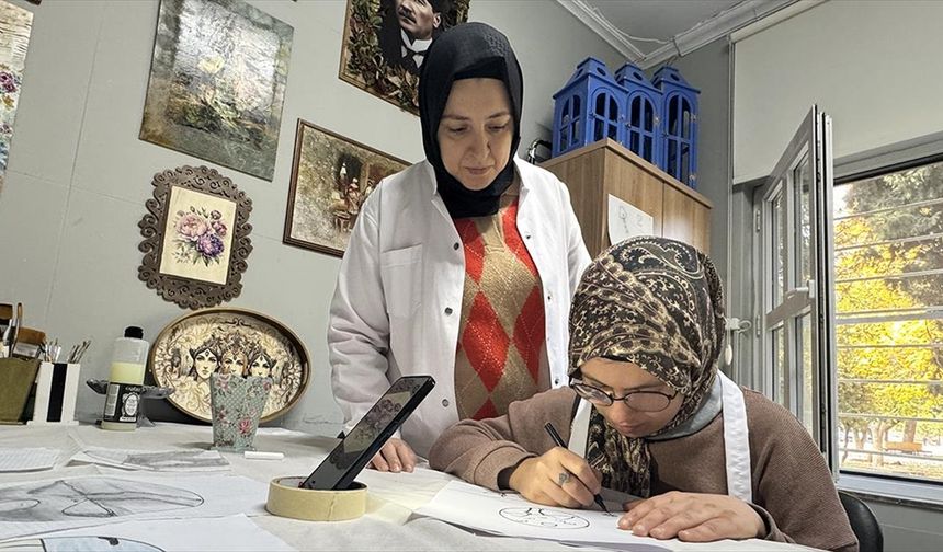 Görme engelli Zeynep resim yaparak hayata tutunuyor