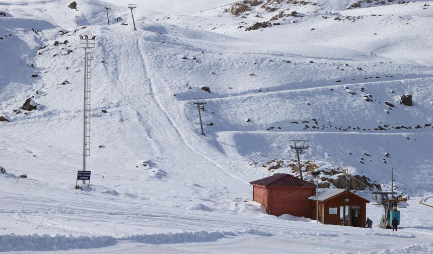 Hakkari'deki kayak merkezi yeni sezon için gün sayıyor