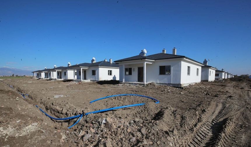 Hatay'da kırsal deprem konutlarının yapımı sürüyor