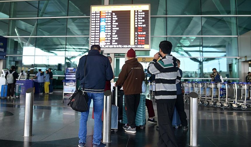 Hindistan'ın Indira Gandhi Uluslararası Havalimanı'nda yoğun sis nedeniyle uçuş iptalleri sürüyor