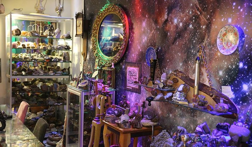 İşlediği süs taşlarını oluşturduğu 'müze'de sergiliyor