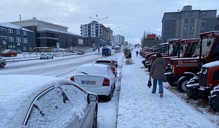 Kars ve Ardahan'da kar etkili oldu
