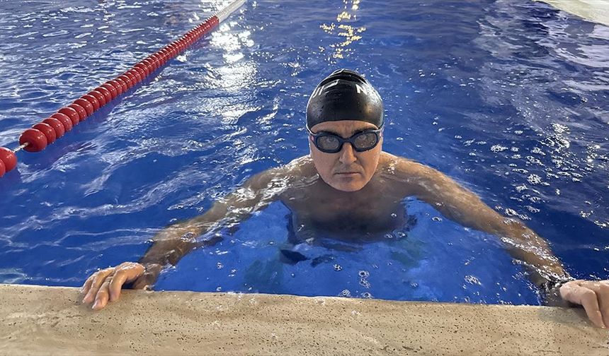 Kas zayıflığı rahatsızlığı bulunan Yılmaz Timuçin yüzerek zinde kalıyor