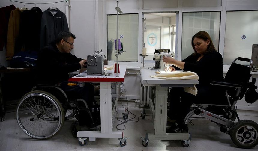 Kooperatif kuran bedensel engelliler ürettikleri tekstil ürünlerini Türkiye'nin farklı illerine gönderiyor