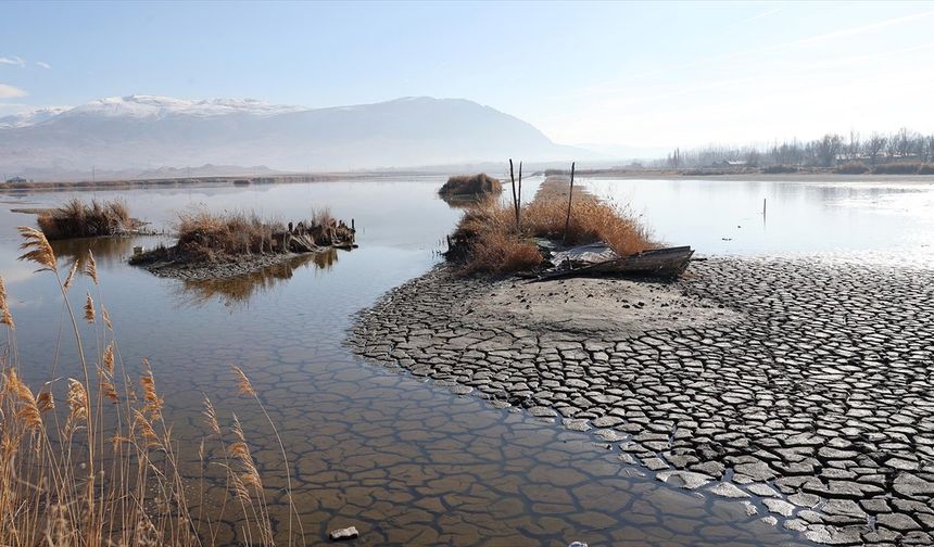 Kuruma tehlikesiyle karşı karşıya olan Ulaş Gölü'ne su takviyesi için ilk kazma vuruldu
