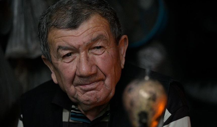 Manisalı çan ustası 65 yıldır atölyesinde üretim yapıyor