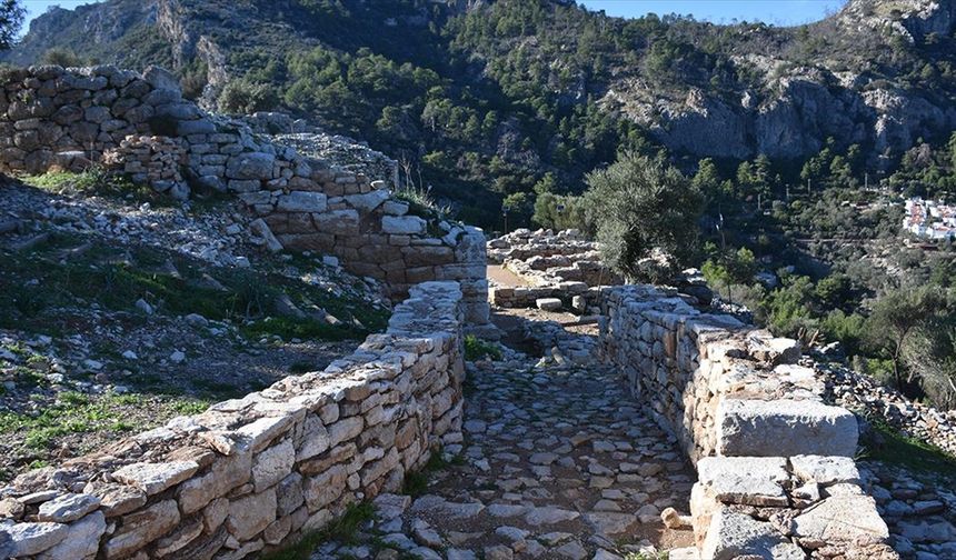 Marmaris'teki Amos Antik Kenti'nde Asur Tanrıçası İştar betimlemeli gümüş kolye bulundu