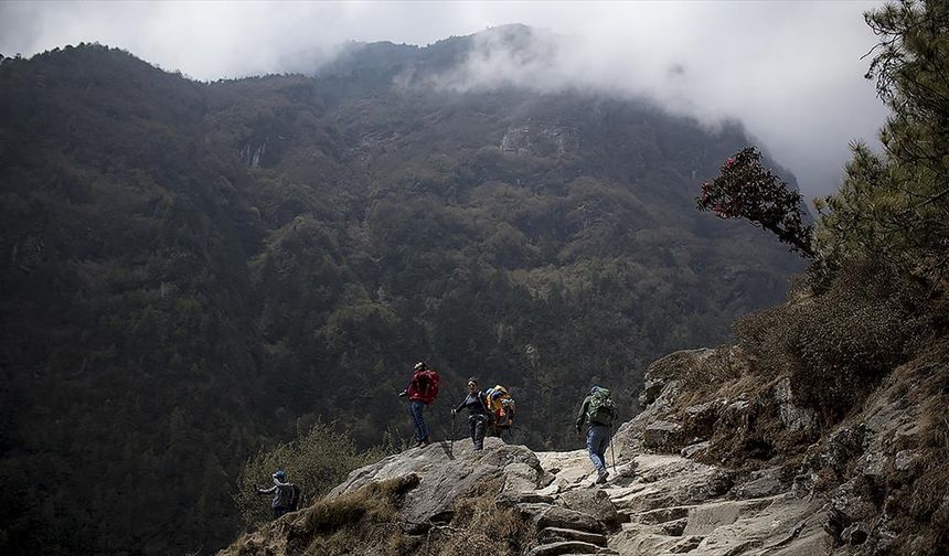 Nepal, Everest'te çöp birikmesini önlemek amacıyla kullanılan uygulamayı kaldırma kararı aldı