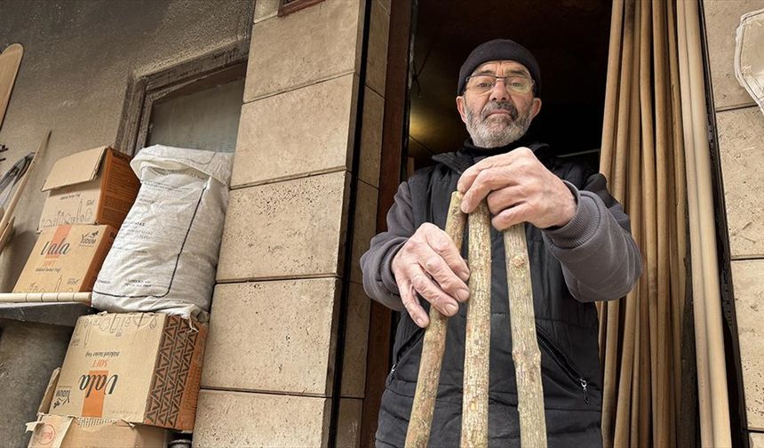 Nurettin usta 50 yıldır çoban değneğiyle keser sapı ve fırın küreği üretiyor