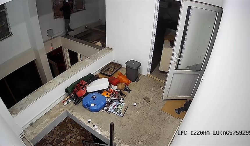 Ordu'da asma katın çökmesi sonucu düşen kişinin görüntüsü güvenlik kamerasına yansıdı