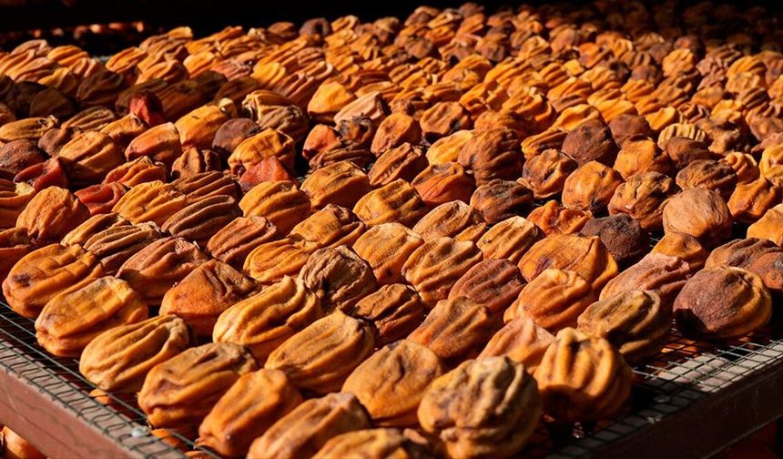 Osmaniyeli çift, Trabzon hurması kurusunu Türkiye'nin çok sayıda iline gönderiyor