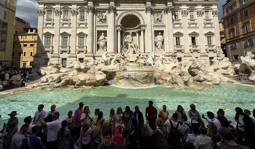 Roma'daki tarihi Trevi Çeşmesi'ne biletli giriş sistemi getirilmesi yeniden gündemde