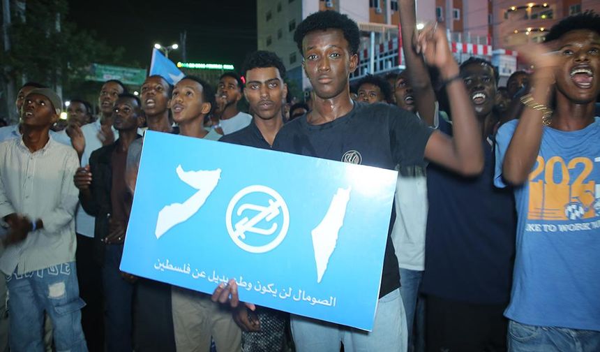 Somali'nin farklı kentlerinde İsrail'in Somaliland'i tanımasına karşı protestolar düzenlendi