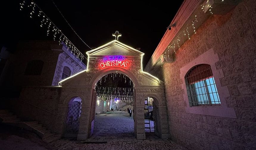 Suriye'nin İdlib ilinde yaşayan Hristiyanlar, 14 yıl aradan sonra ilk kez Noel hazırlıkları yapıyor