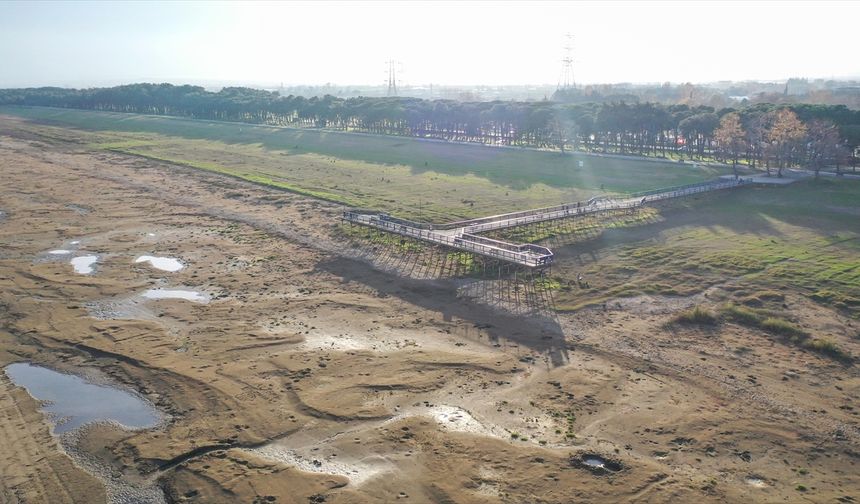 Türkiye'nin beşinci büyük gölündeki su çekilmesi her geçen gün artıyor