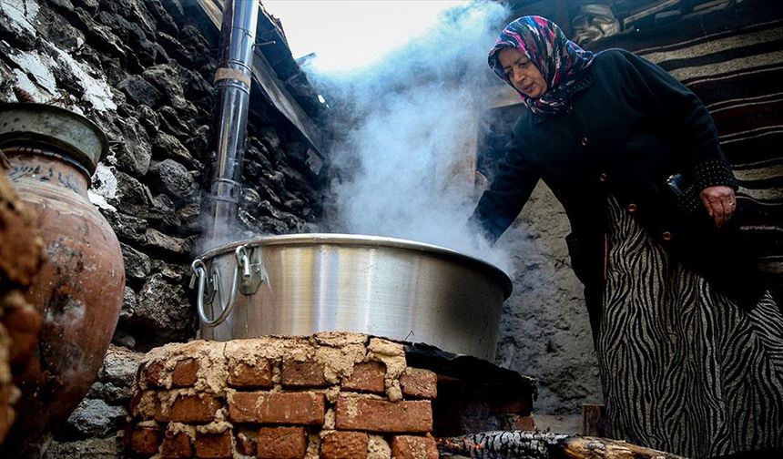 Uludağ'ın ormanlarından toplanan kozalaklardan pekmez yapıyorlar