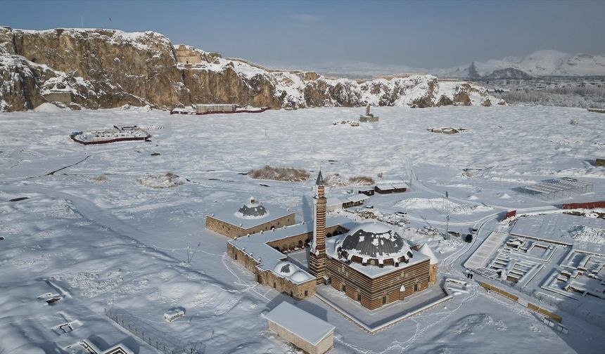 Van'ın tarihi yapıları karla kaplandı