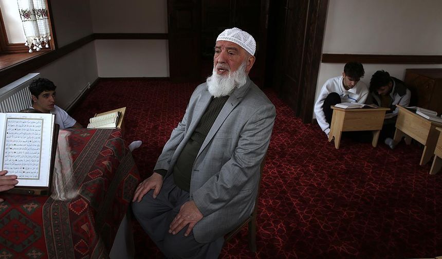 Yıllarca hafız yetiştiren 75 yaşındaki Osman hoca gençlerle yan yana ezber tazeliyor