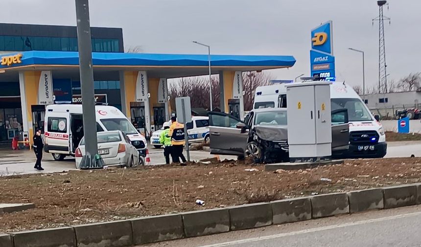 Akçadağ'da iki otomobil çarpıştı: 4 yaralı
