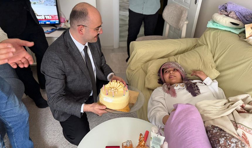 Depremde Bacağını Kaybetti, Hayata Tutundu