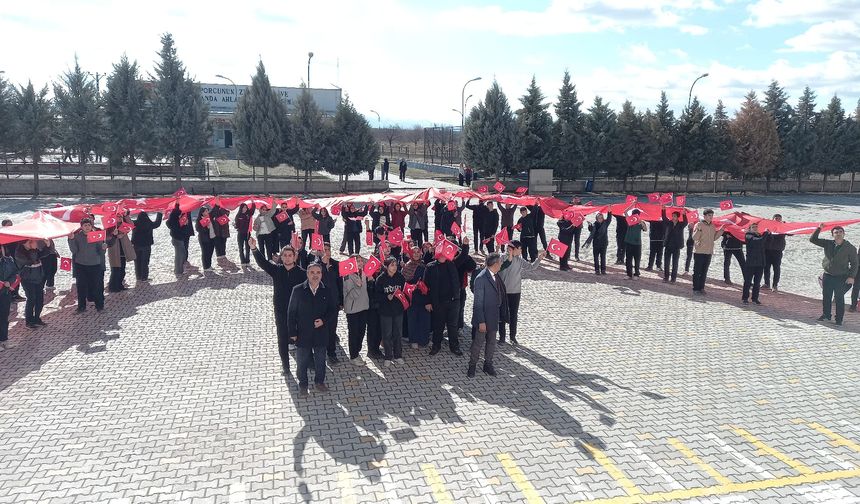 Dilek Mahallesi'nde Bayrak Korteji Yürüyüşü Yoğun İlgi Gördü