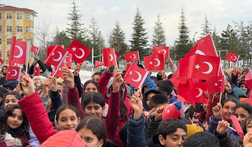 Doğanşehir Okullarında İlk Ders Bayrak Oldu