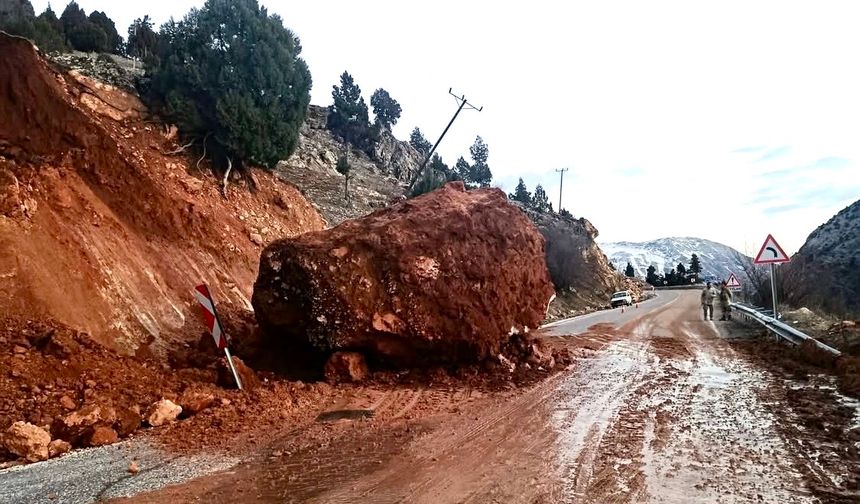 Doğanşehir'de Toprak Kayması Nedeniyle Yol Tek Şeride Düştü