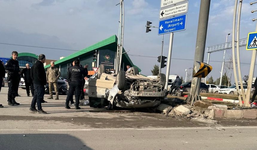 Hava Lojmanları Kavşağında İki Otomobil Çarpıştı: 5 Yaralı