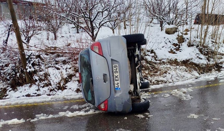 Kar Ve Buzlanma Kazaya Neden Oldu: Otomobil Devrildi