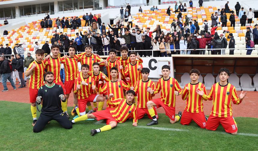 Malatya Stadyumu'nda Yıldızlar Futbol İl Birinciliği Final Heyecanı Yaşandı