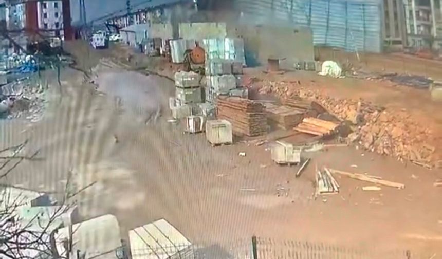 Malatya'da Şiddetli Rüzgar Çatıyı Uçurdu, O Anlar Kamerada