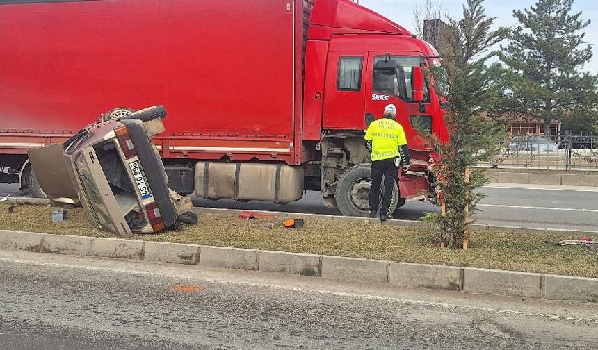 Malatya'da Tır İle Otomobil Çarpıştı: 1 Araç Yan Yattı