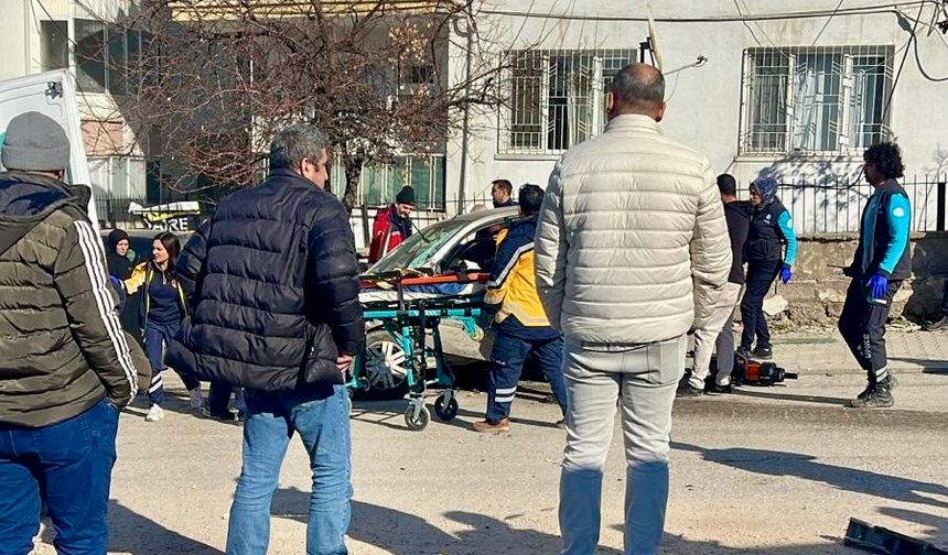 Malatya'da Yolcu Otobüsü İle Otomobil Çarpıştı: 3 Yaralı