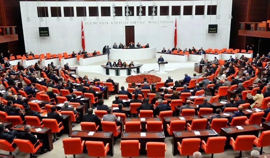 AK Parti'nin 29 Maddelik Teklifi TBMM Gündeminde: Doğum İzni Artıyor, Sosyal Medyaya Yaş Sınırı Geliyor