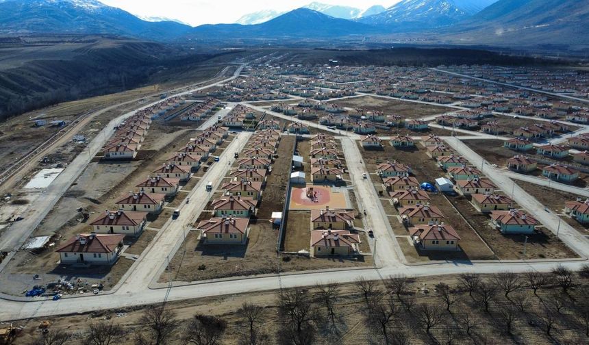 Akçadağ Ören Mahallesi'nde 382 Deprem Konutu Hak Sahiplerine Teslim Edildi