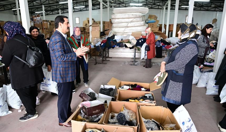 Battalgazi Belediye Başkanı Bayram Taşkın Yardım Malzemeleri Tasnif Çalışmasına Eşlik Etti