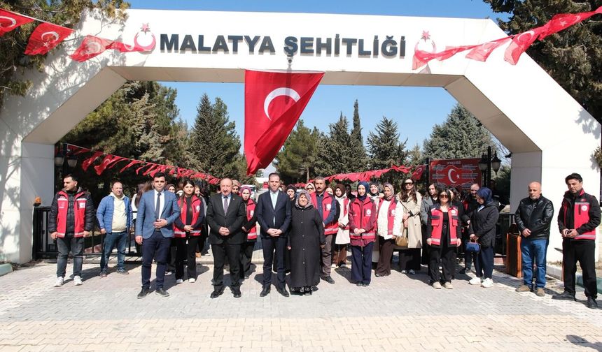 Çocuklardan Şehit Kabirlerine Anlamlı Ziyaret