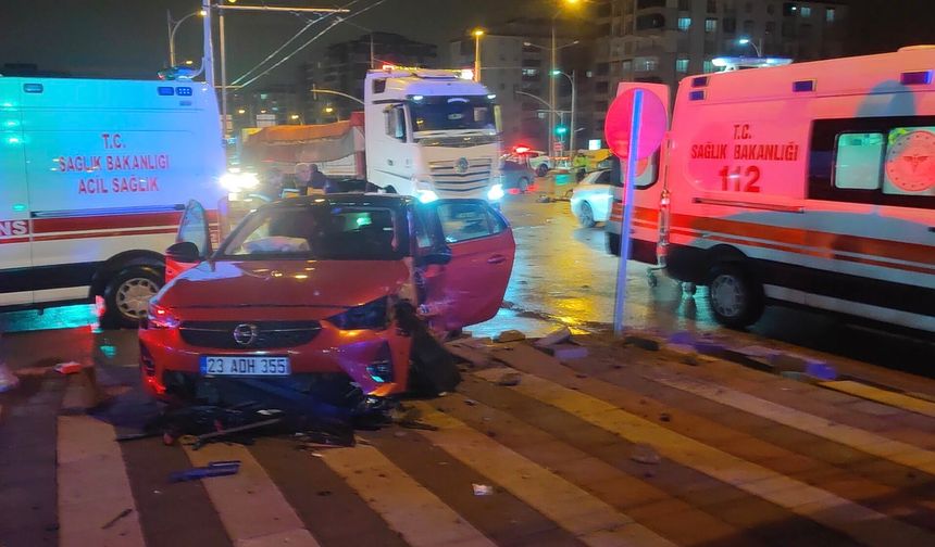 Çöşnük Kavşağında İki Otomobil Çarpıştı: 3 Yaralı