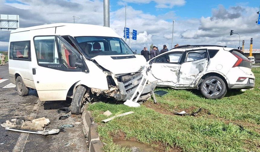 Diyarbakır'da Servis Minibüsü ile Otomobil Çarpıştı: 13'ü Öğrenci 15 Yaralı
